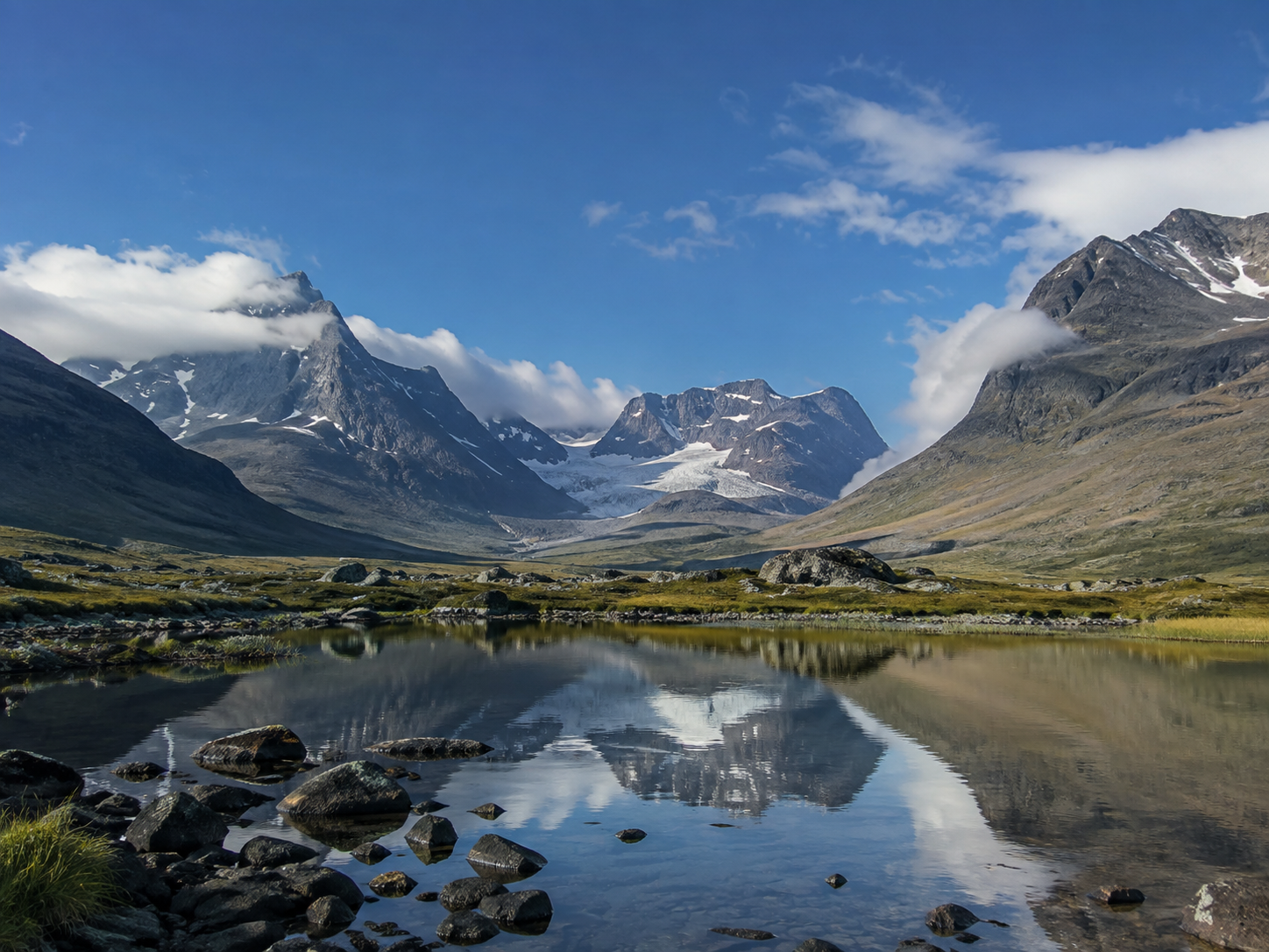 Nordiskt fjällandskap med sjö och höga berg